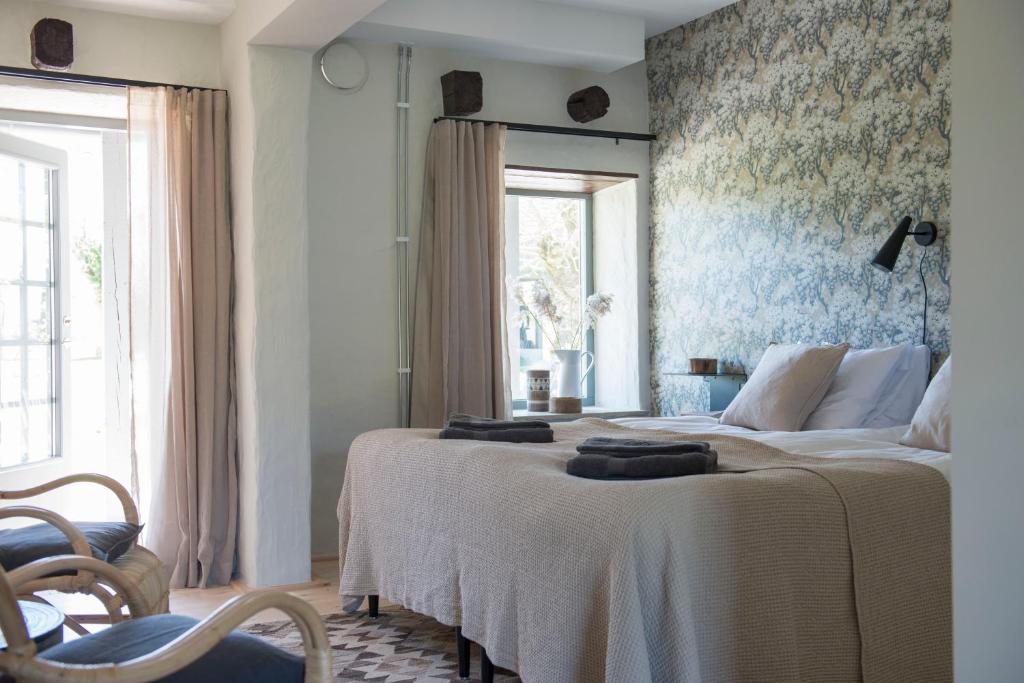 1 dormitorio con 2 camas y ventana grande en Gumbalde Resort, en Stånga