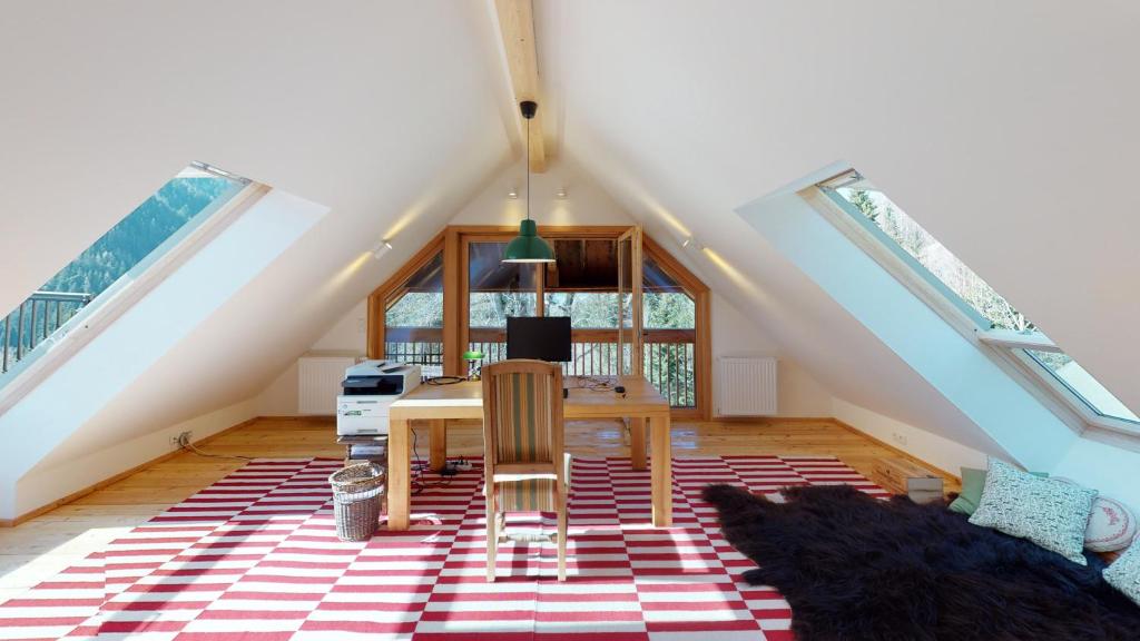 Posedenie v ubytovaní Charmante Gästewohnung in altem Bauernhaus in alpiner Alleinlage
