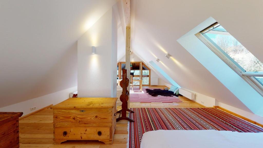 Posteľ alebo postele v izbe v ubytovaní Charmante Gästewohnung in altem Bauernhaus in alpiner Alleinlage