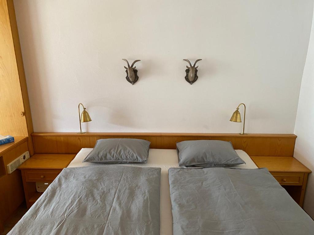 Postel nebo postele na pokoji v ubytování Moderne Ferienwohnung in Laax - Modern apartment in Laax