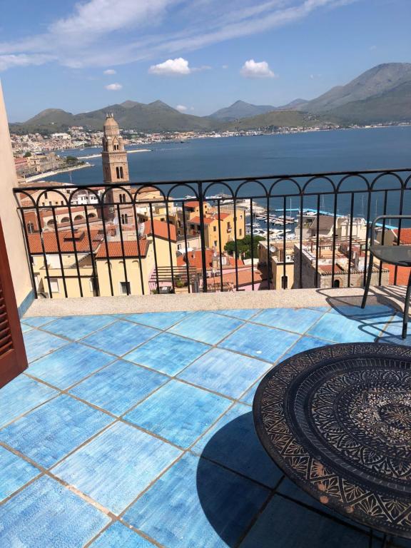 Elle comprend un balcon offrant une vue sur la ville et l'océan. dans l'établissement Le Suite Guarinelli B&B, à Gaète