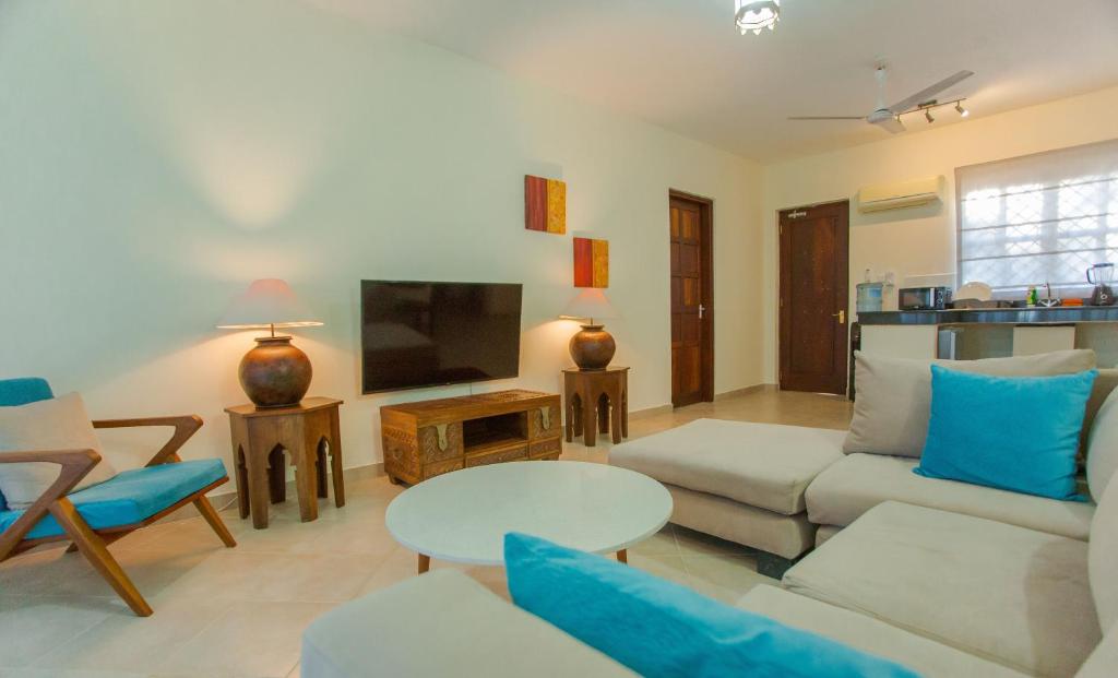 TV a/nebo společenská místnost v ubytování Mzima Beach Residences - Diani Beach