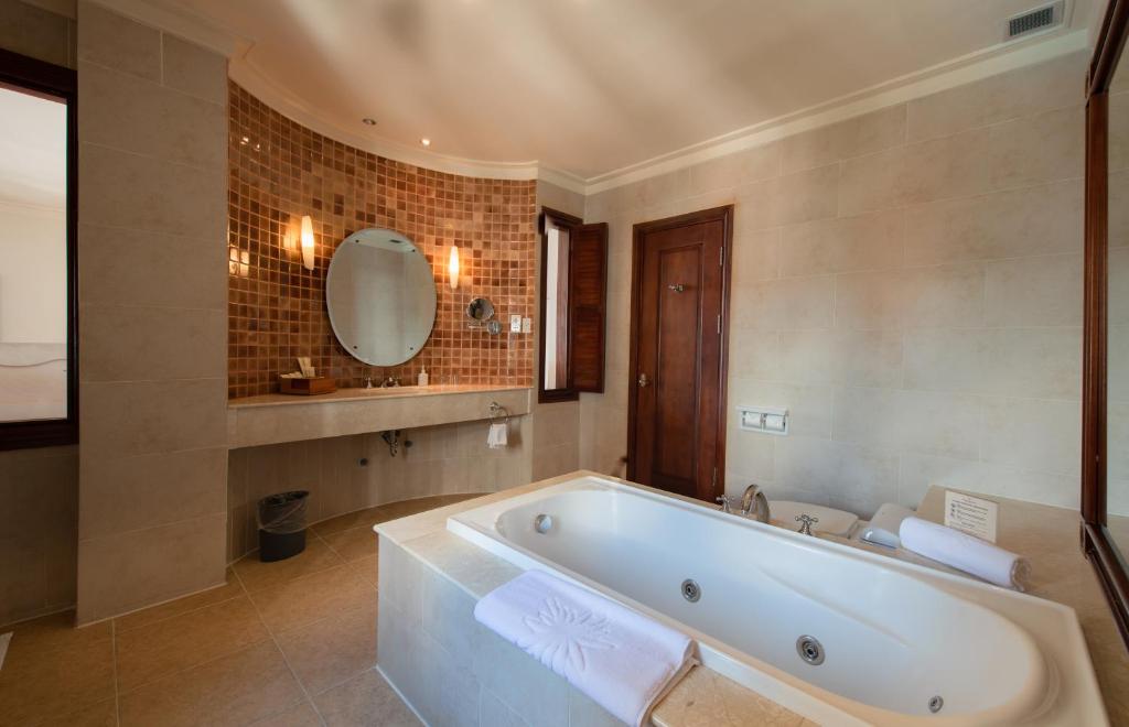 Premium Deluxe King with Ocean View  + Inclusive One-Time Afternoon Tea per room