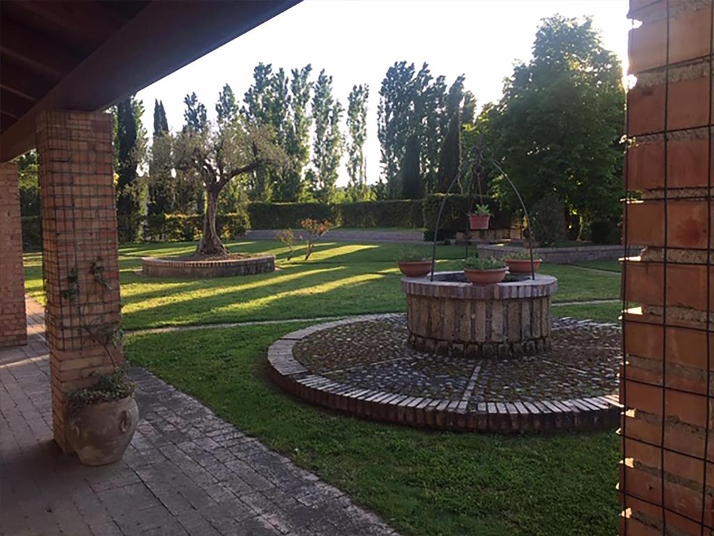 un giardino con fontana con piante in vaso di Giunti Agriturismo & Camere a Melizzano