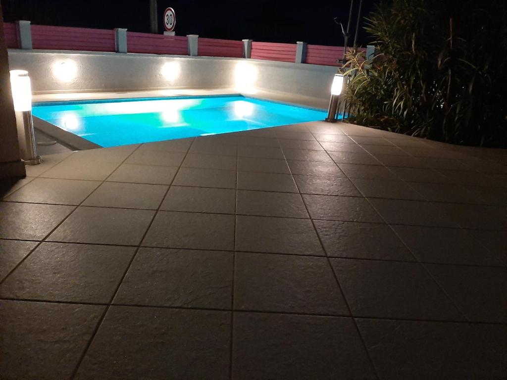 Bazén v ubytování Helles Doppelzimmer mit Bad, Terrasse und Pool, seperater Eingang, Liznjan, Istrien nebo v jeho okolí