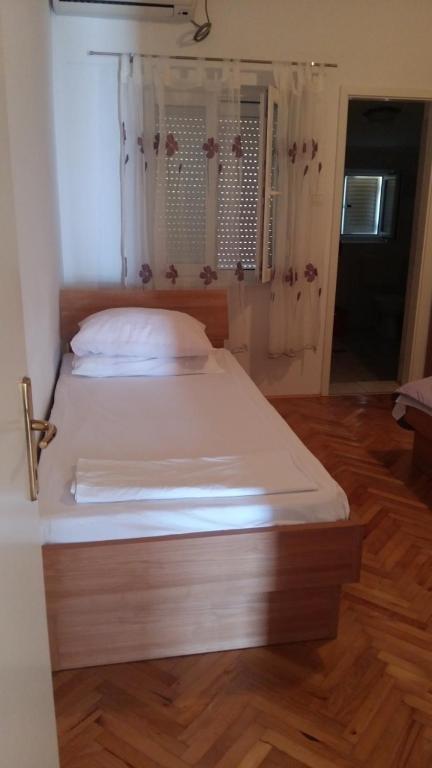 Postel nebo postele na pokoji v ubytování Ferienwohnung in Kustici mit Meerblick, Balkon, Klimaanlage, W-LAN (3597-3)