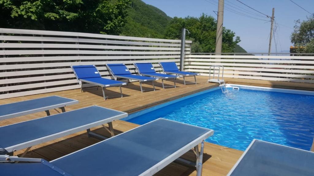 una fila di sedie blu accanto alla piscina di Appartamento Raffaella a Pimonte