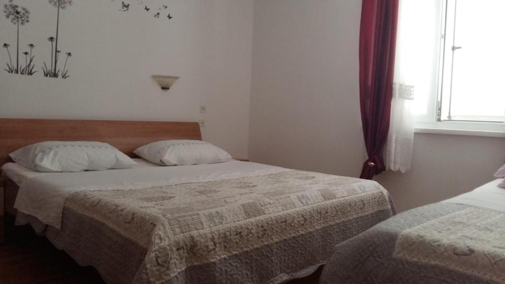 Posteľ alebo postele v izbe v ubytovaní Apartment in Kustici with sea view, terrace, air conditioning, WiFi (3597-4)