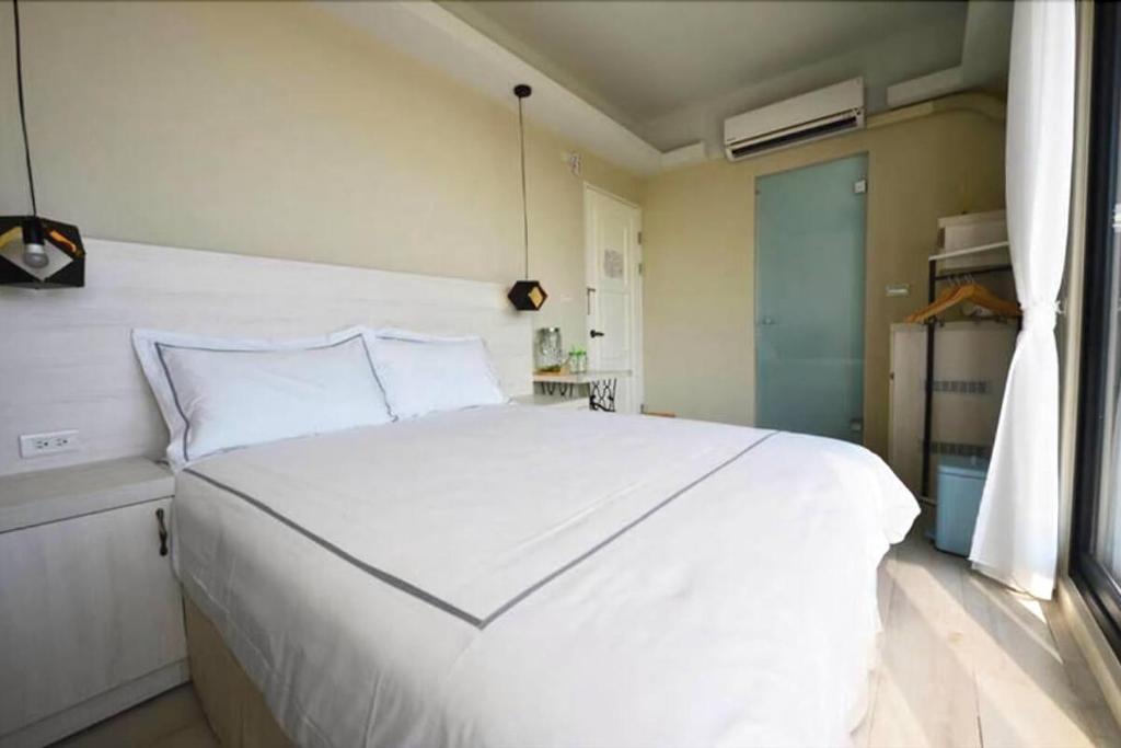 Postel nebo postele na pokoji v ubytování 嵵裡仙人掌海景民宿Ocean view room