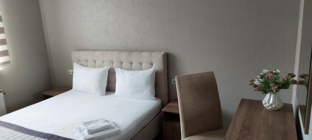 Un pat sau paturi într-o cameră la Prometey Hotel