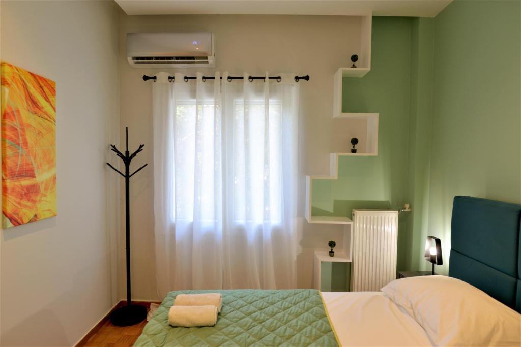 Postel nebo postele na pokoji v ubytování Cozy Apt in Ilisia with Urban Forest View