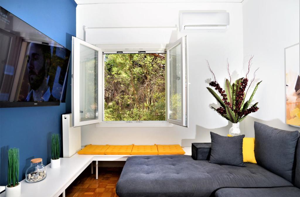 Posezení v ubytování Cozy Apt in Ilisia with Urban Forest View