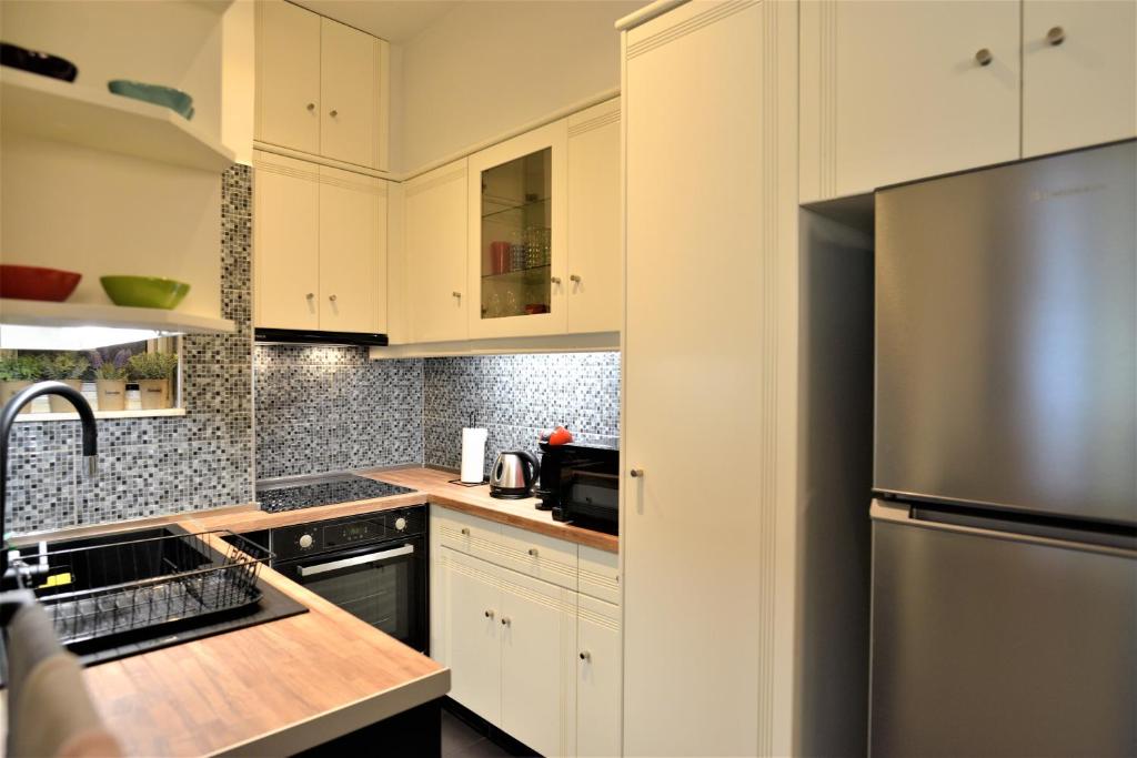 Kuchyň nebo kuchyňský kout v ubytování Cozy Apt in Ilisia with Urban Forest View