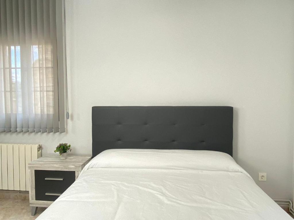 A bed or beds in a room at Apartamento Serranos Centro Histórico