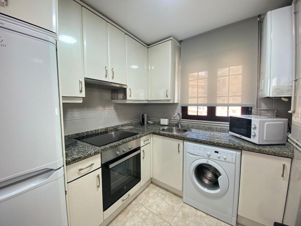 A kitchen or kitchenette at Apartamento Serranos Centro Histórico