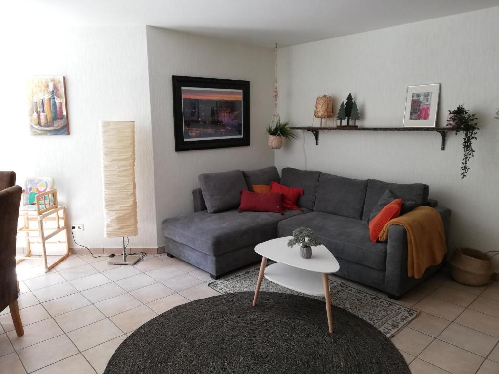 sala de estar con sofá y mesa en Eifelpause, en Plaidt