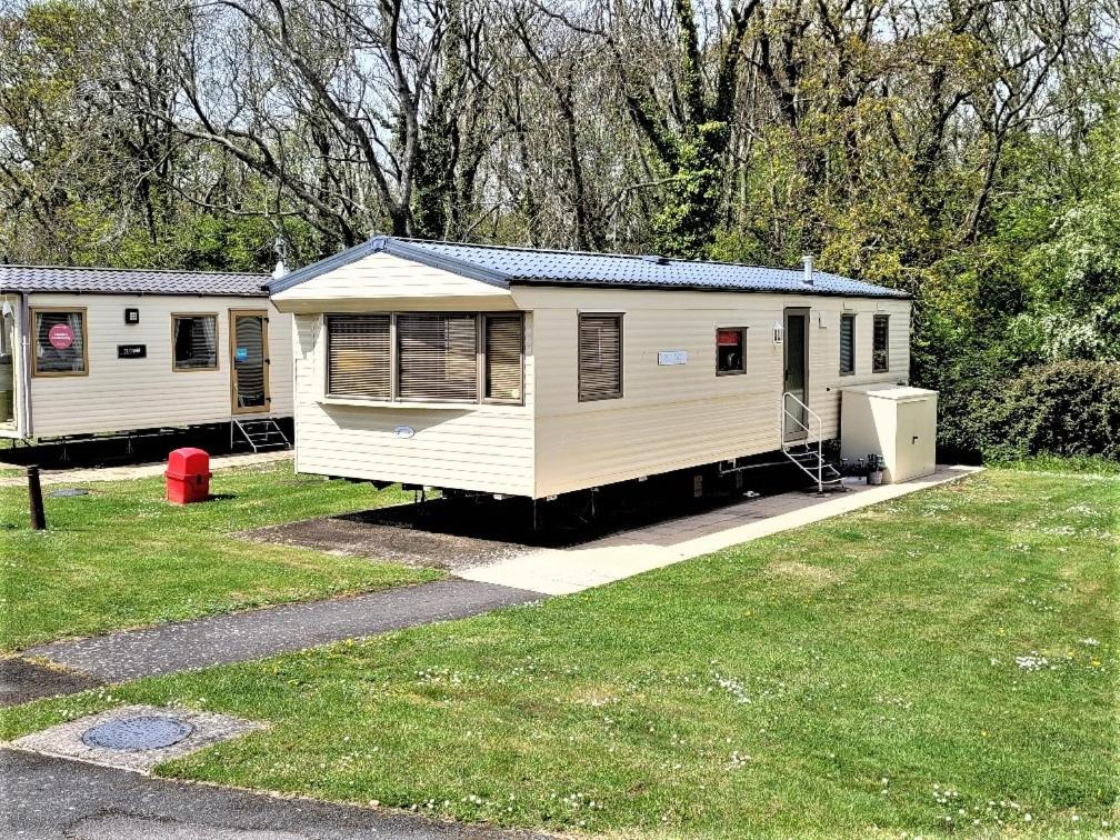 dos casas móviles están estacionadas en un patio en "Trinity" at Whitecliff Bay Isle of Wight- Yarborough View 4, en Bembridge