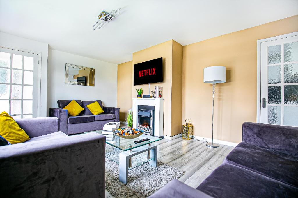 Кът за сядане в Central Leamington Spa House with Free Parking, Fast Wifi, Smart TV with Free Netflix and Garden by Yoko Property