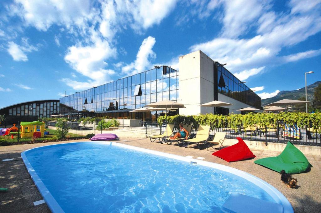 una piscina frente a un edificio en Residence Riviera Palace Loano - ILI02225-CYC, en Loano