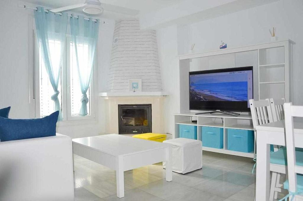 TV a/nebo společenská místnost v ubytování Brisa Chilches nº 5