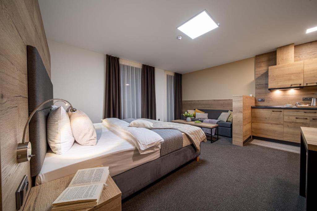 Postel nebo postele na pokoji v ubytování Hotel Zelený potok