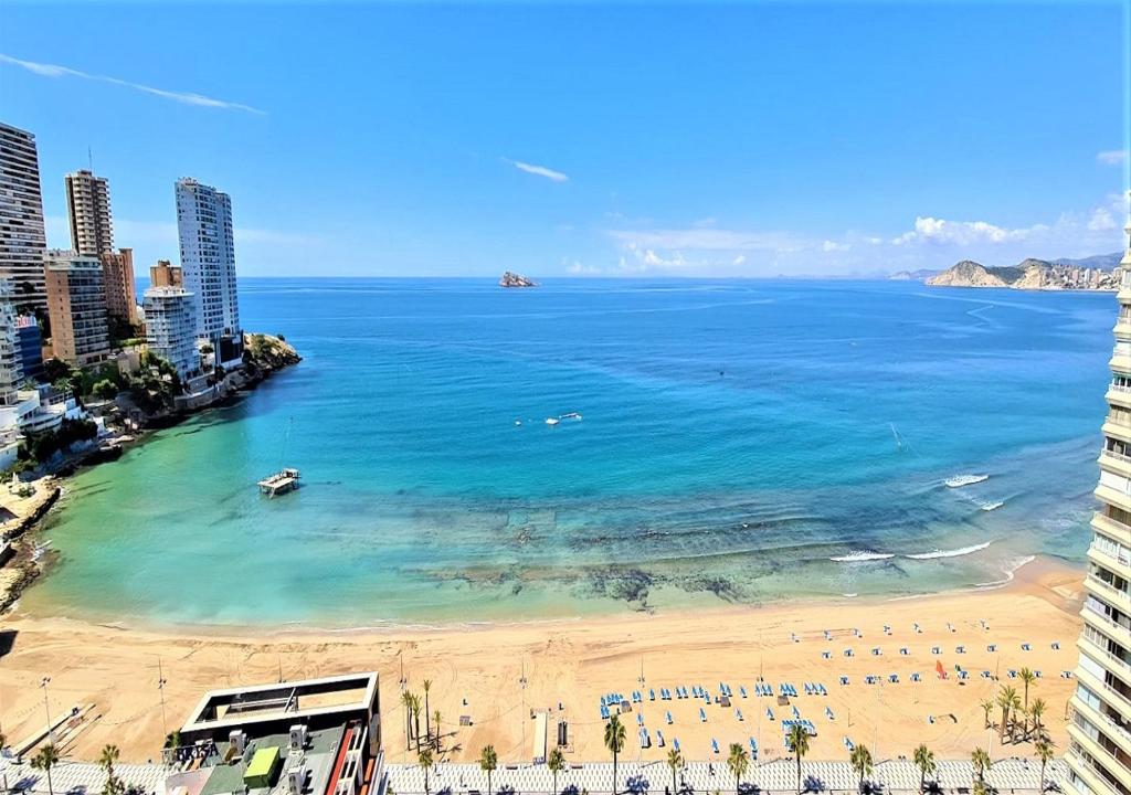 a view of a beach and the ocean at Coblanca 8-18º4 in Benidorm