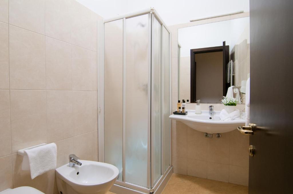 A bathroom at Hotel Cardinal of Florence - recommended for ages 25 to 55