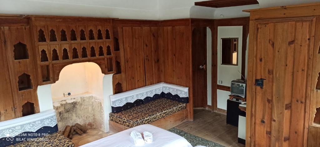 uma sala de estar com lareira e paredes de madeira em Paphlagonia Yoruk Muratoglu Konak em Saframbolu