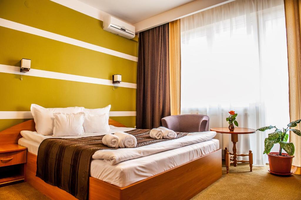 Un pat sau paturi într-o cameră la Hotel Class Hermannstadt