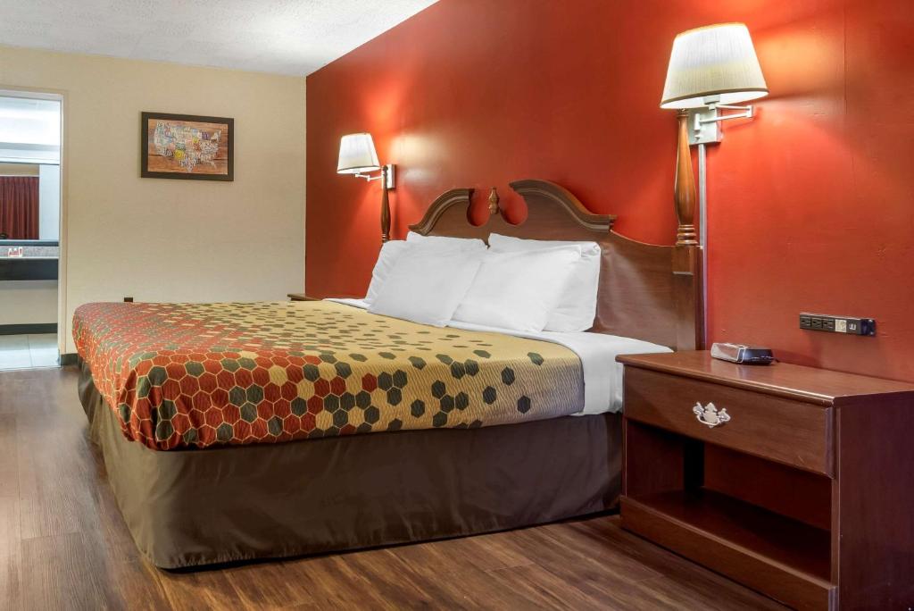Postel nebo postele na pokoji v ubytování Econo Lodge