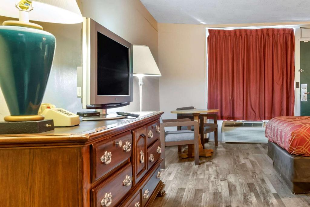 TV a/nebo společenská místnost v ubytování Econo Lodge