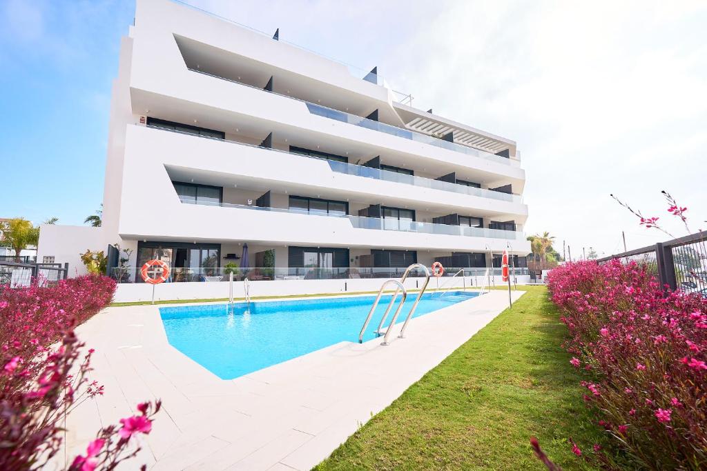 Bazén v ubytovaní Sealine Torrox Costa TD01 by HolidayAndaluz alebo v jeho blízkosti