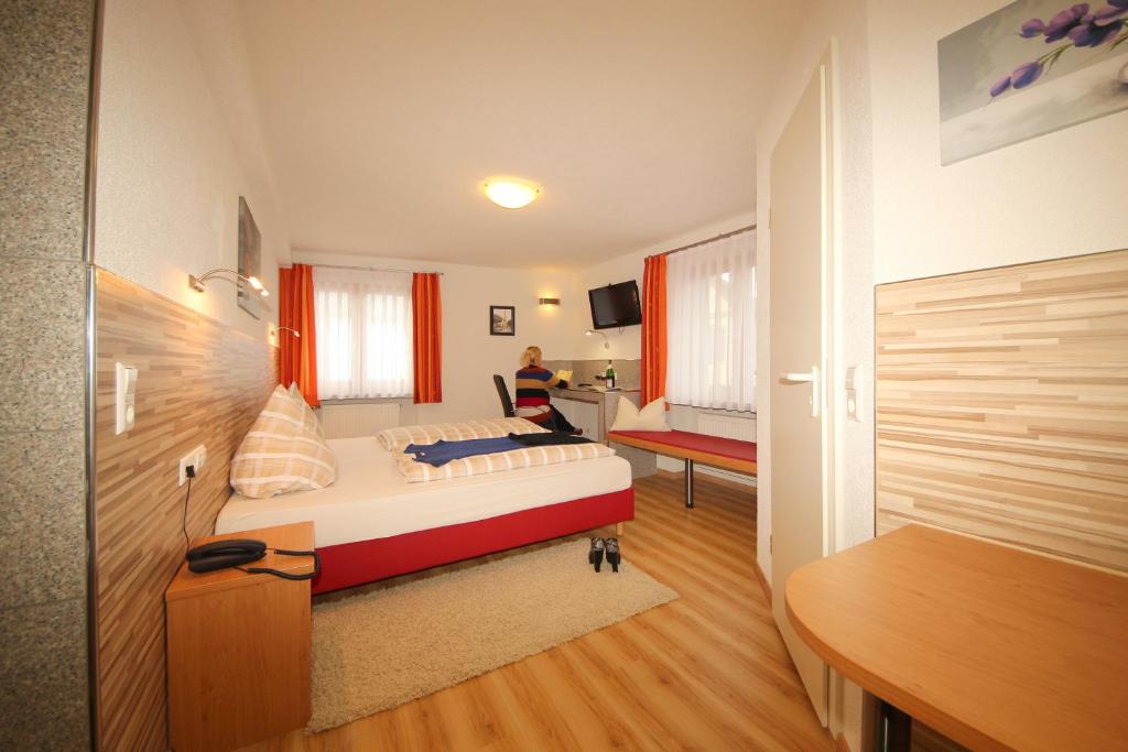 Postel nebo postele na pokoji v ubytování Hotel Krone Stühlingen - Das Tor zum Südschwarzwald