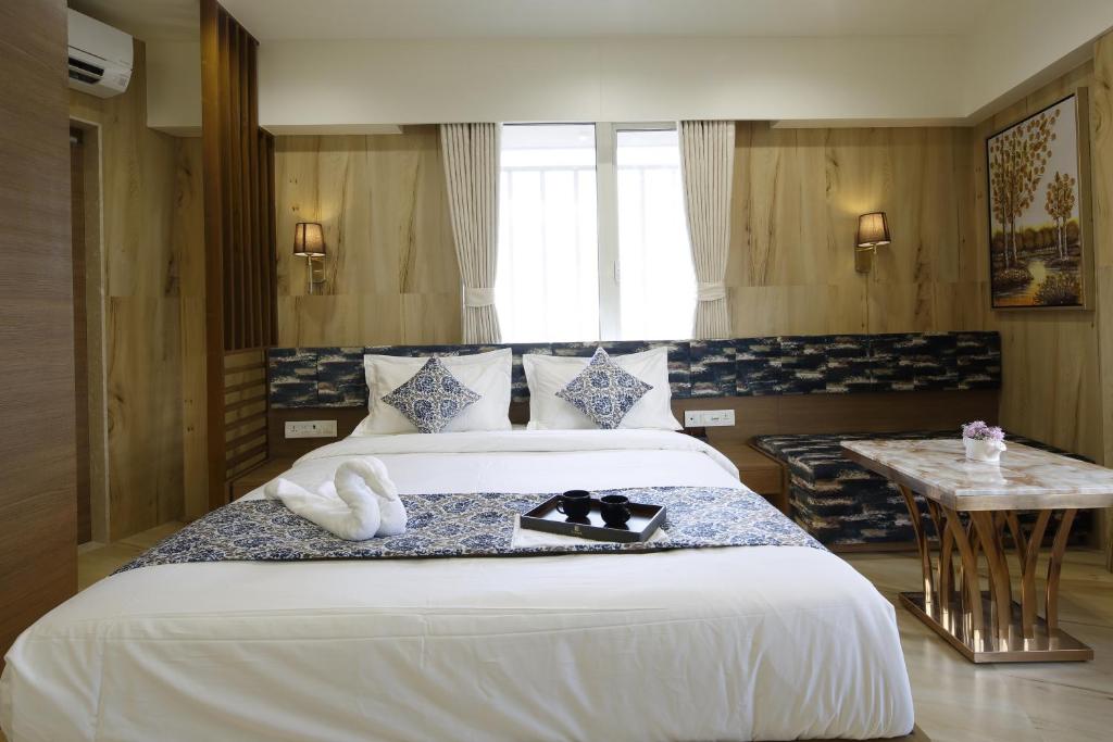 Postel nebo postele na pokoji v ubytování Hotel Elysian Residency