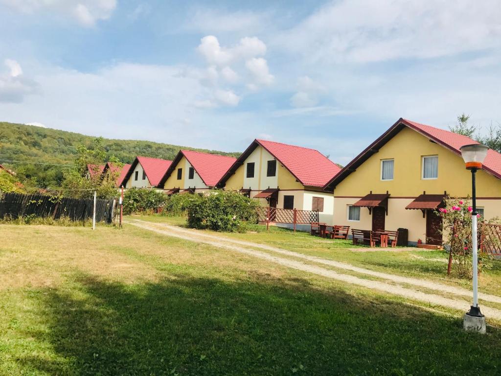eine Reihe von Häusern mit roten Dächern in der Unterkunft Mojo Beach in Budeasa Mare