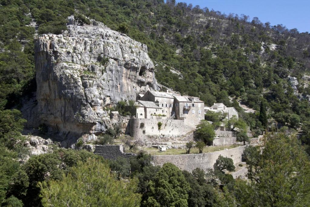 ein Schloss an der Seite eines Berges in der Unterkunft Holiday Home Sumartin (626-1) in Sumartin