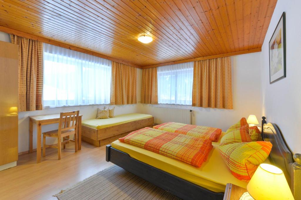 - une chambre avec un lit, une table et une chaise dans l'établissement Chalet Klösterle, à Wilden