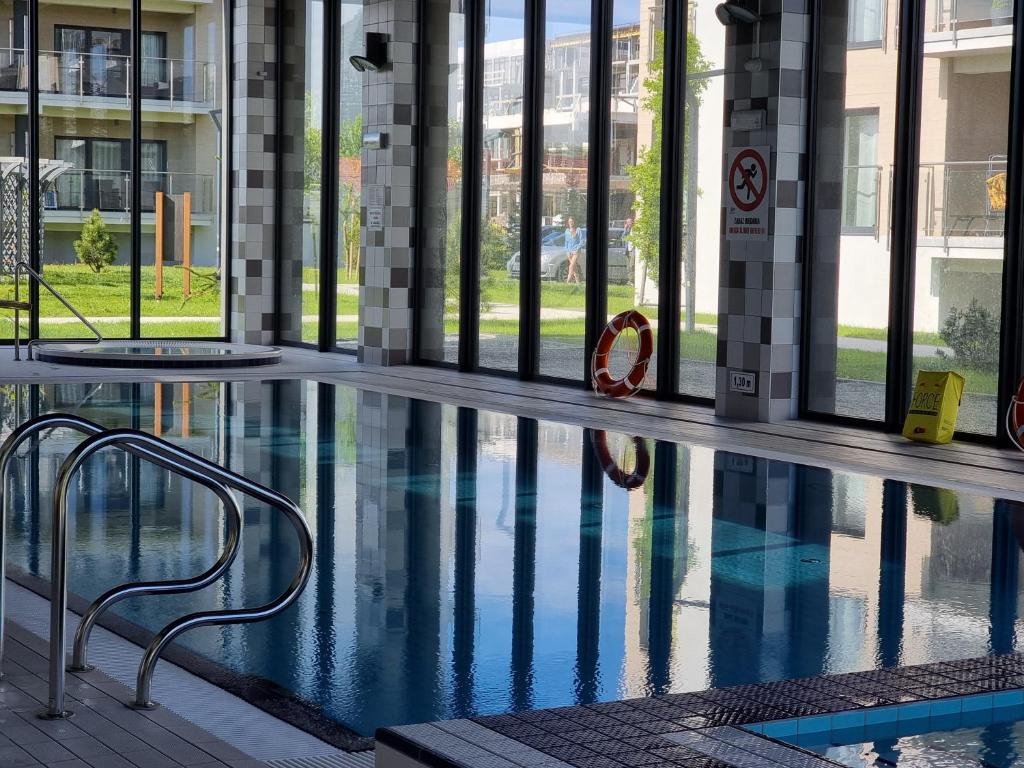 - une piscine dans un bâtiment dans l'établissement Apartament 5 Mórz - 365PAM, à Sianożęty