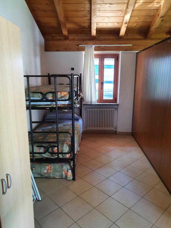 Palanda nebo palandy na pokoji v ubytování Bungalows in Camping Solarium