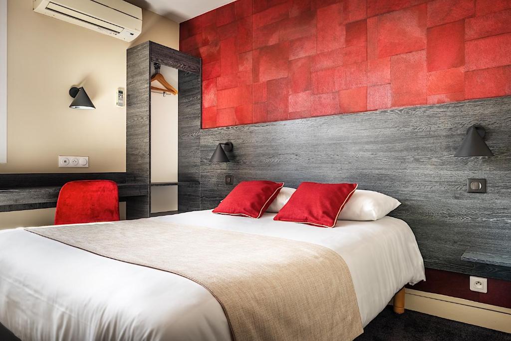 a bedroom with a large bed with red pillows at Contact Hôtel Astréa Nevers Nord et son restaurant la Nouvelle Table in Varennes Vauzelles
