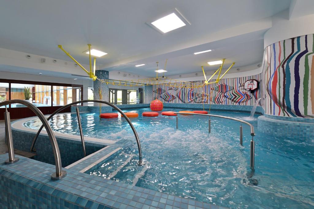 Bazén v ubytování Danubius Hotel Bük nebo v jeho okolí