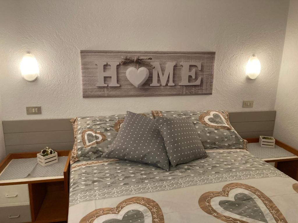 Un dormitorio con una cama con un cartel que dice que me amo en Maison Francey en Pré-Saint-Didier