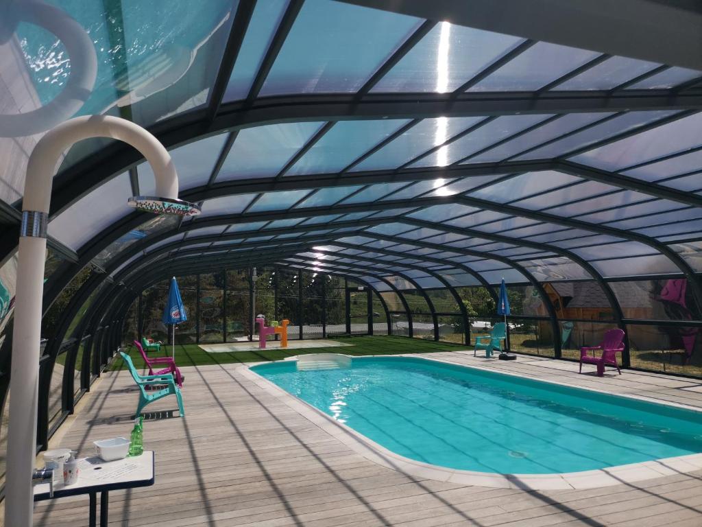 una piscina con techo retráctil en Camping " Le grun de Chignore", en Vollore-Ville