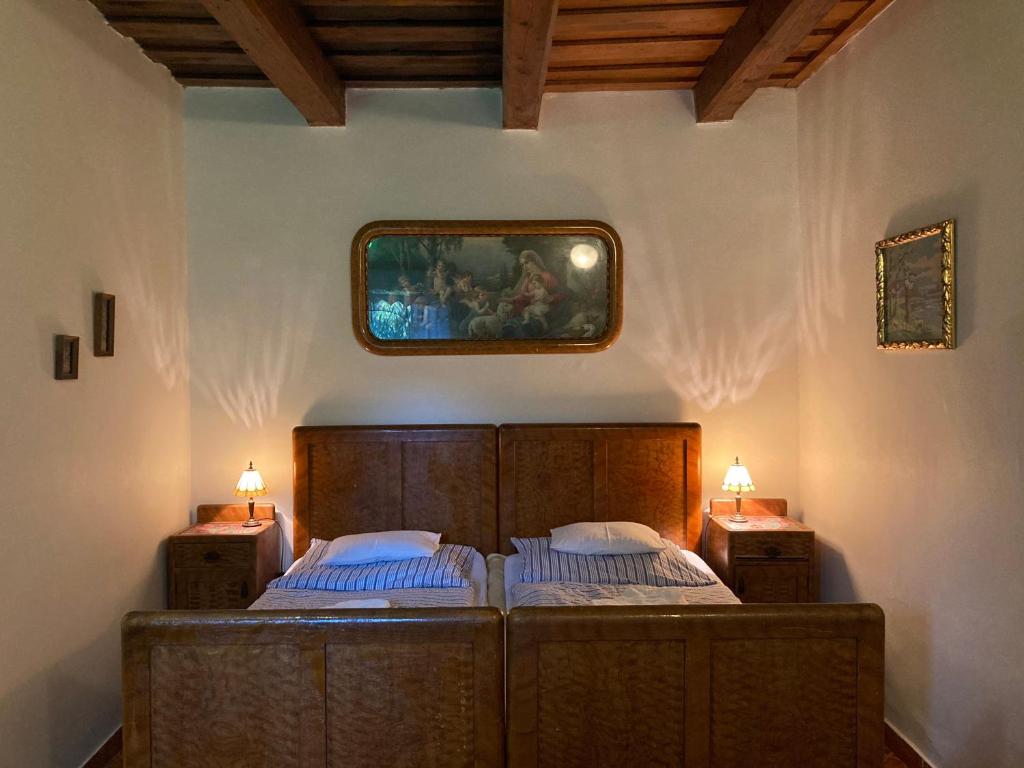 2 Einzelbetten in einem Zimmer mit 2 Lampen in der Unterkunft Ubytovanie u Aranky in Čierna nad Tisou