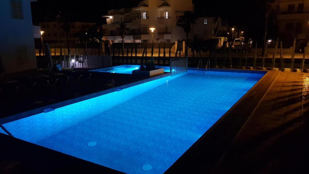 Bazén v ubytovaní Apartamentos venecia a unos pasos de la playa alebo v jeho blízkosti