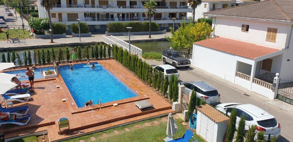 Bazén v ubytovaní Apartamentos venecia a unos pasos de la playa alebo v jeho blízkosti