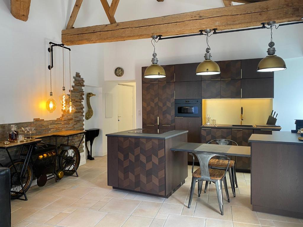 uma grande cozinha com mesa e cadeiras num quarto em My Pad Provence 7 em Avignon