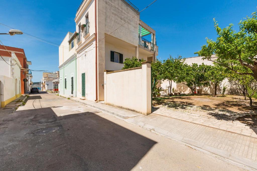 eine leere Straße in einer Stadt mit einem Gebäude in der Unterkunft Villino Salsedine by BarbarHouse in Nardò