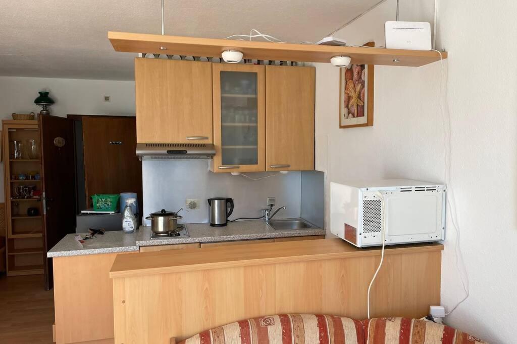 A kitchen or kitchenette at Wohnung 35m2 mit Traum Panorama und 30m2 Terrasse