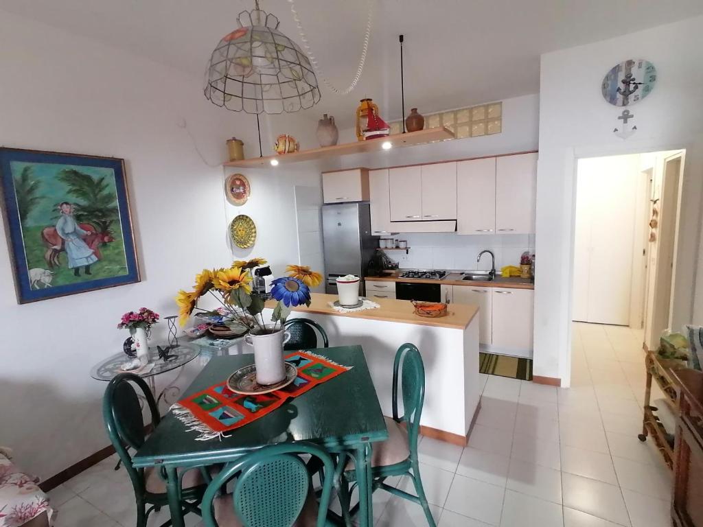 レトイアンニにあるSuper terrazzo panoramicoのテーブル、椅子、テーブル、キッチンが備わります。
